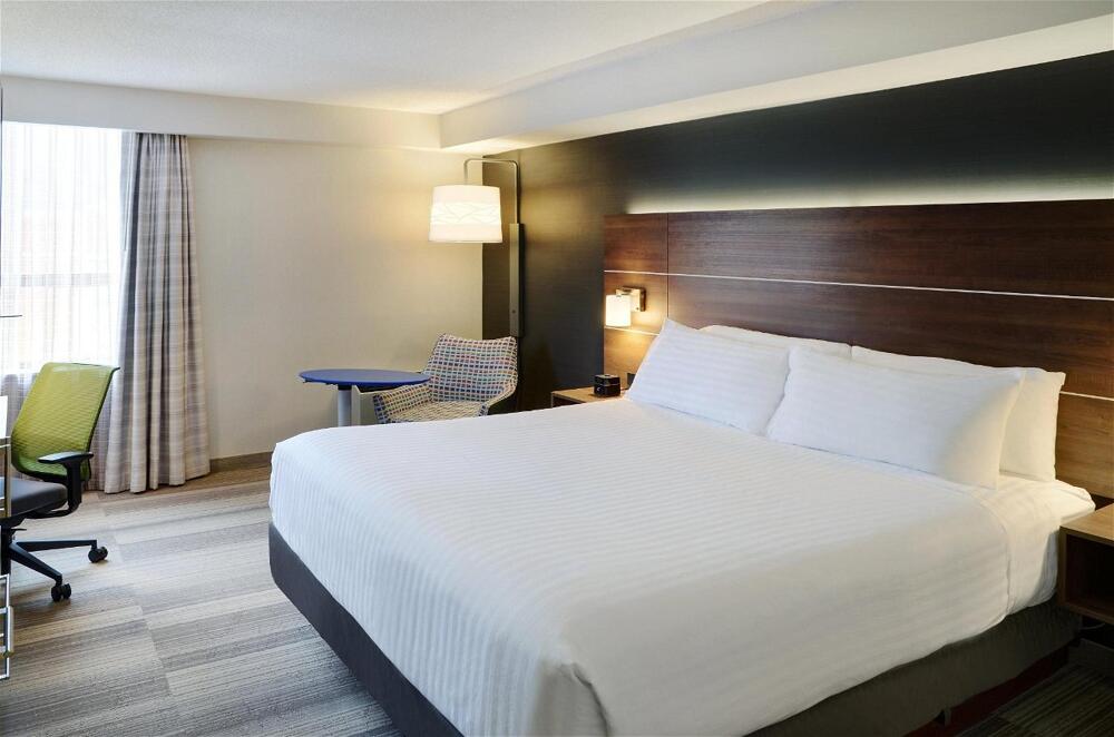 Foto de una habitación de Holiday Inn Express Toronto Downtown, an IHG Hotel