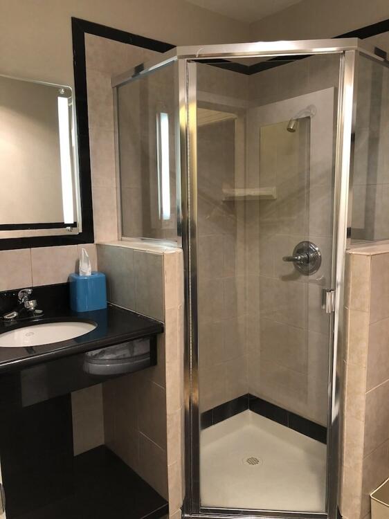 Foto del baño de Hotel City Center Inn &amp;amp; Suites