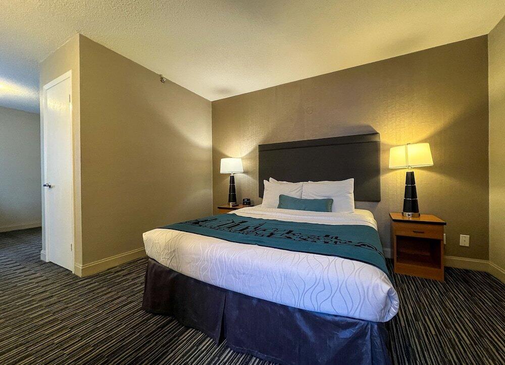 Foto de una habitación de Hotel City Center Inn &amp;amp; Suites