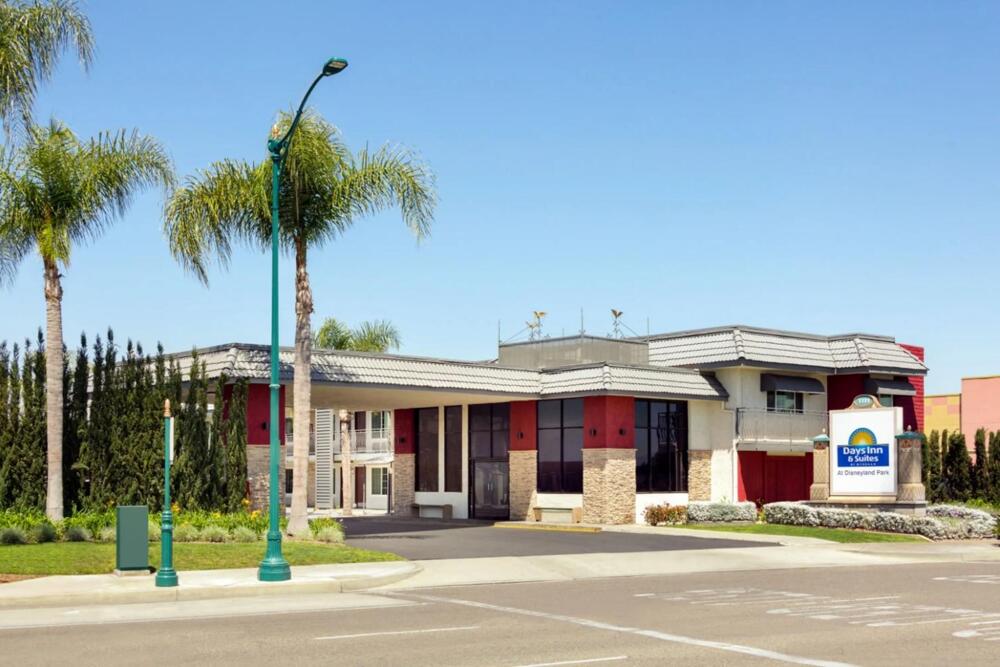 Foto del exterior de Hotel Days Inn &amp;amp; Suites by Wyndham Anaheim At Disneyland Park