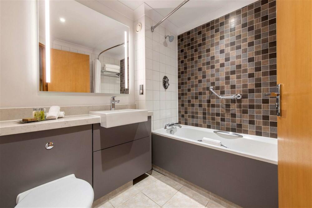 Foto del baño de Hotel DoubleTree by Hilton Swindon