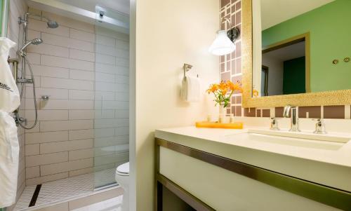 Foto del baño de Hotel Indigo Savannah Historic District, an IHG Hotel