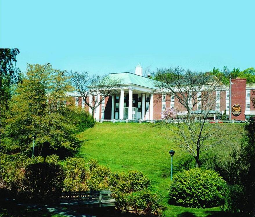 Foto del exterior de Hotel John Carver Inn &amp;amp; Spa