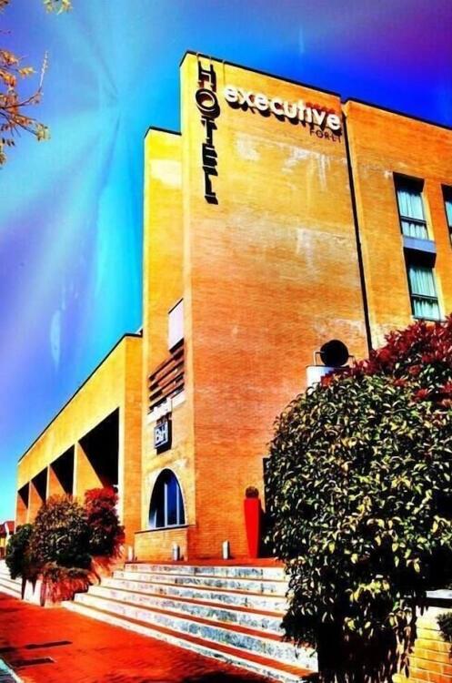 Foto del exterior de Executive Hotel