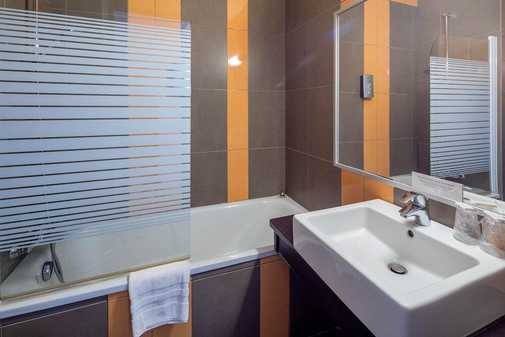 Foto del baño de Hotel Logis Noemys pont de l&amp;#039;Etoile - ex Mas de L&amp;#039;Etoile