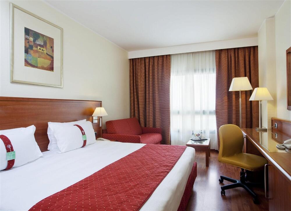 Foto de una habitación de Holiday Inn Cagliari, an IHG Hotel