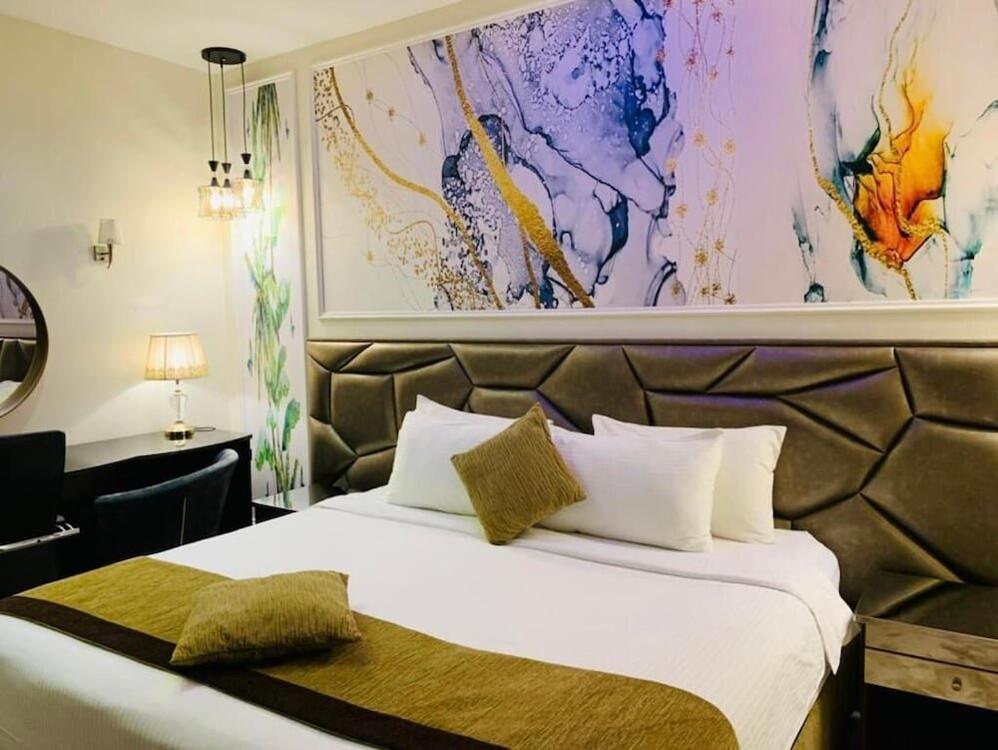 Room – Meral Crown Hotel