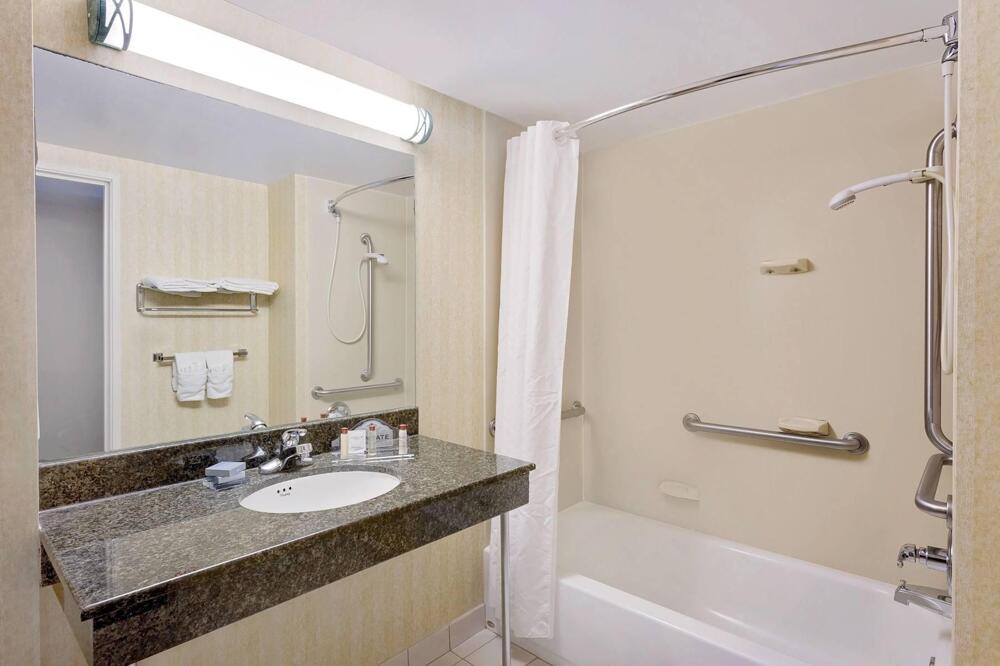 Foto del baño de Hotel Wingate by Wyndham - Arlington Heights