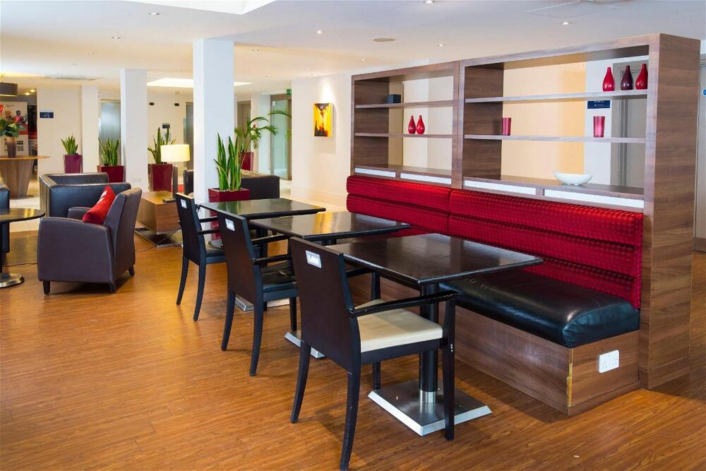 Foto de restauración de Holiday Inn Express Northampton - South, an IHG Hotel