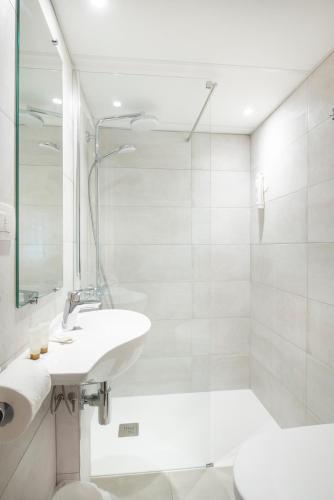Bathroom – The Originals Access, Hôtel Bordeaux Aéroport