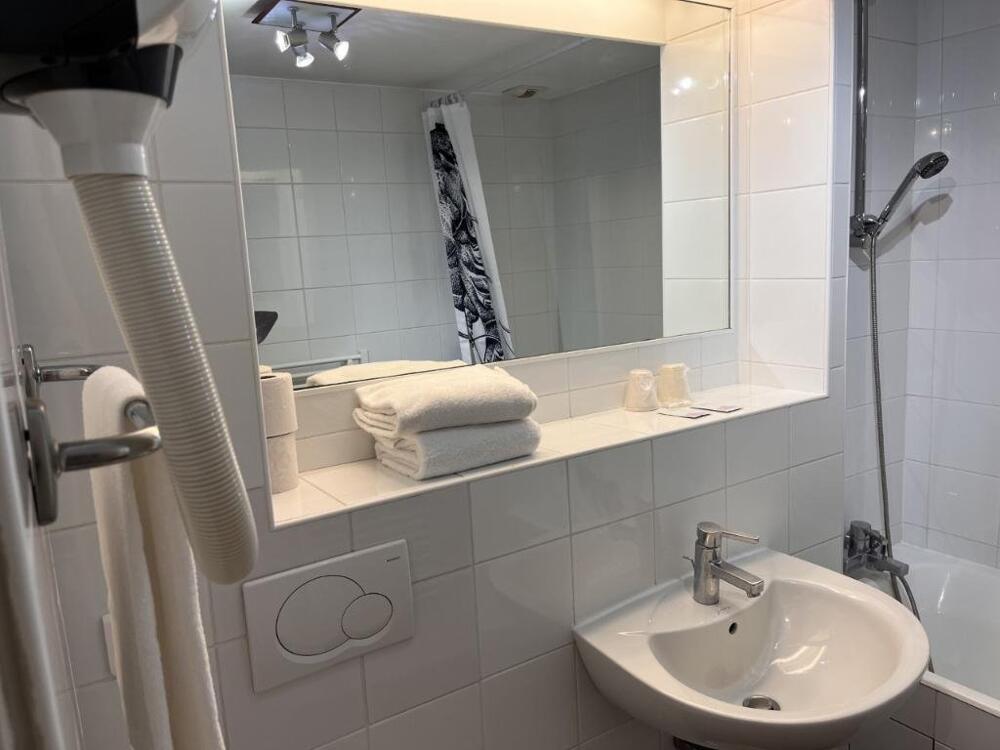 Foto del baño de KYRIAD CREIL - Chantilly Nord