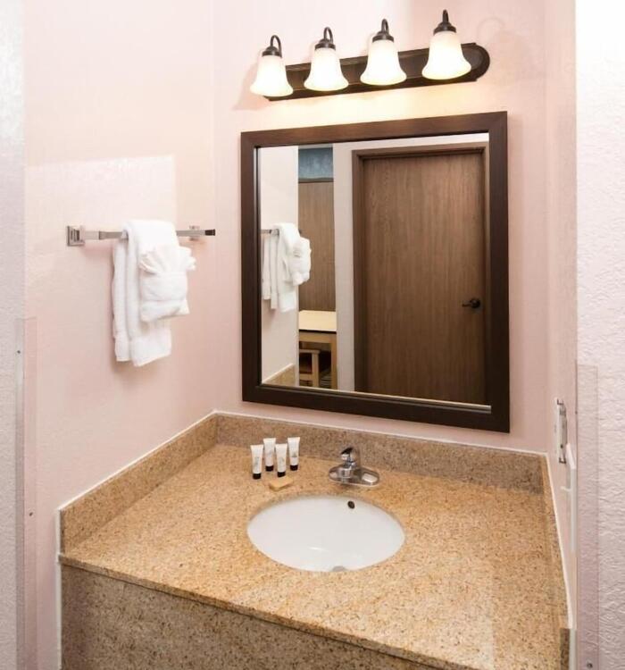 Foto del baño de SYLO Hotel Denver Airport, a Ramada by Wyndham