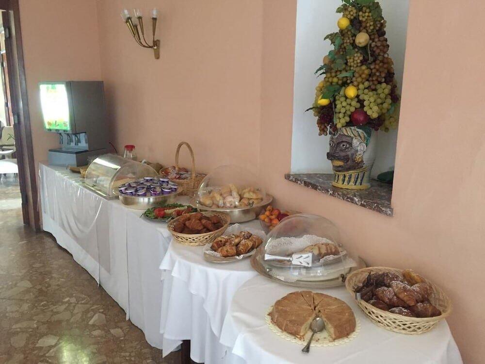 Foto de restauración de Hotel Mediterranee
