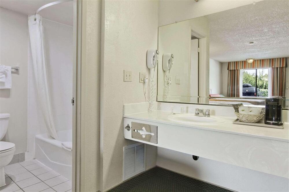 Foto del baño de Hotel Travelodge Inn &amp;amp; Suites by Wyndham Anaheim on Disneyland Dr