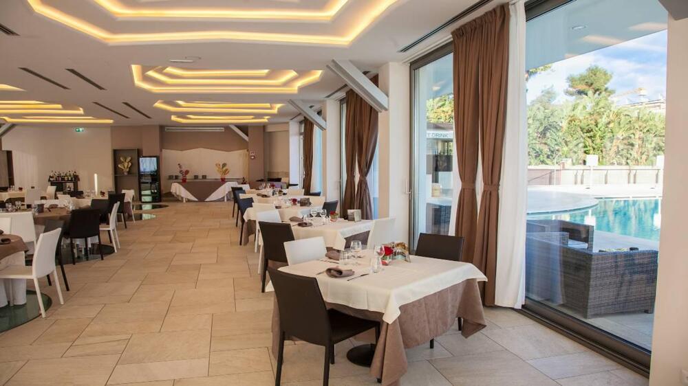 Foto de restauración de 4 Spa Resort Hotel