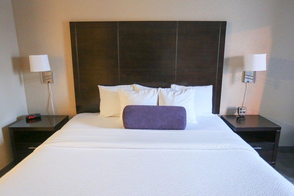 Foto de una habitación de Hotel Days Inn by Wyndham Calgary Airport