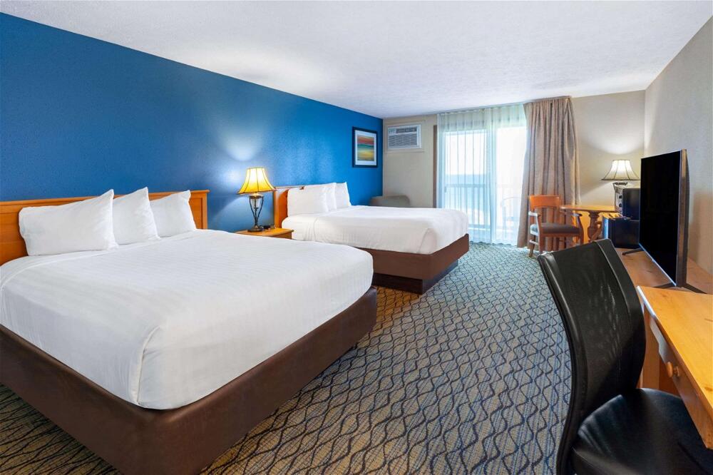 Room – Hotel Baymont by Wyndham St. Ignace Lakefront