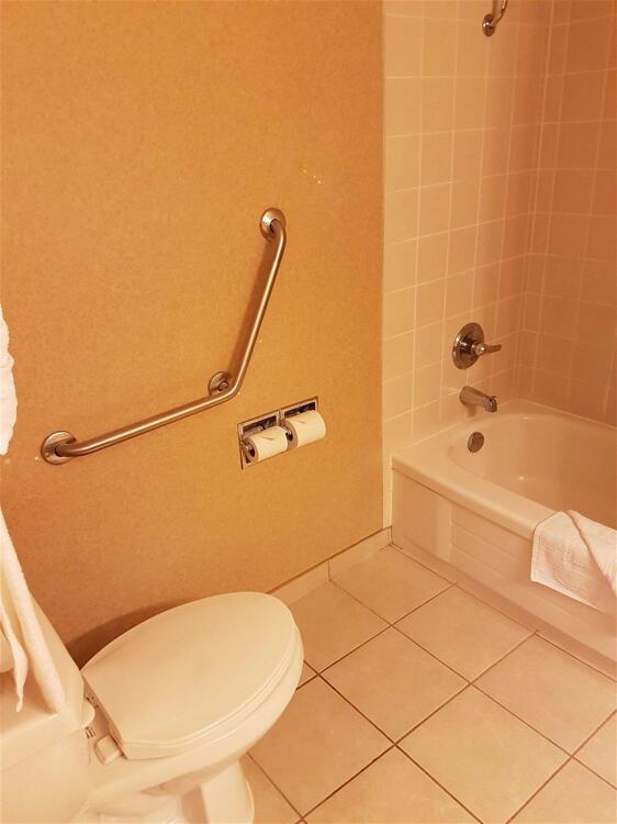 Foto del baño de SureStay Plus Hotel by Best Western Coquitlam