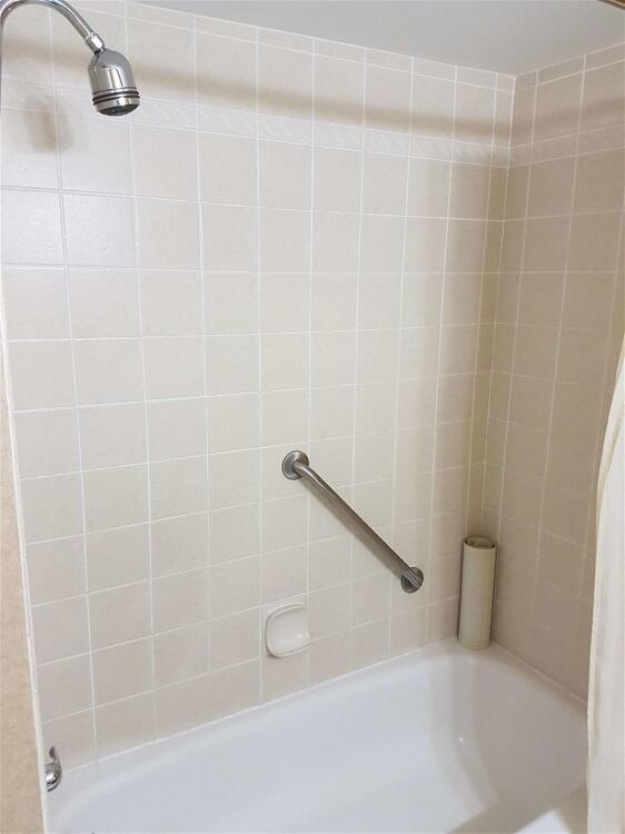 Foto del baño de SureStay Plus Hotel by Best Western Coquitlam
