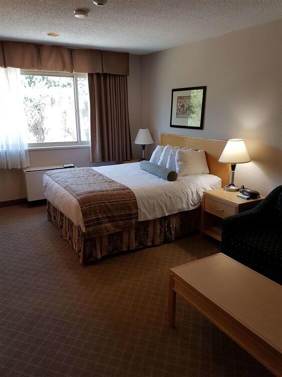 Foto de una habitación de SureStay Plus Hotel by Best Western Coquitlam