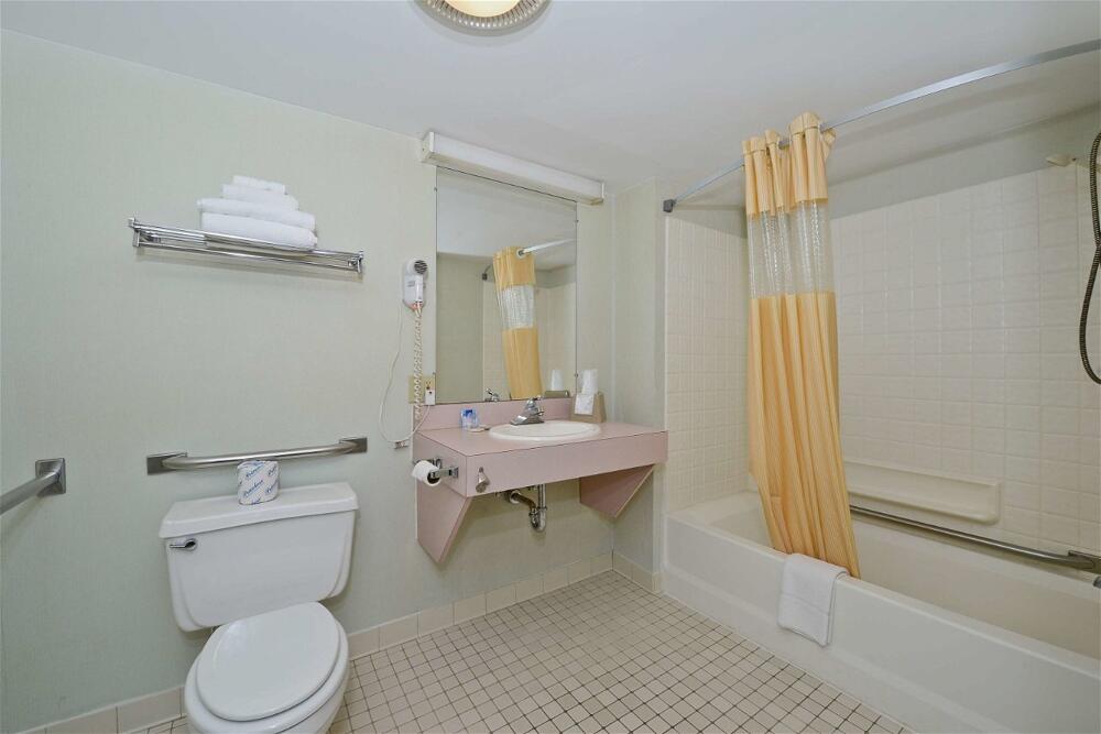 Bathroom – Hotel Americas Best Value Inn St. Ignace