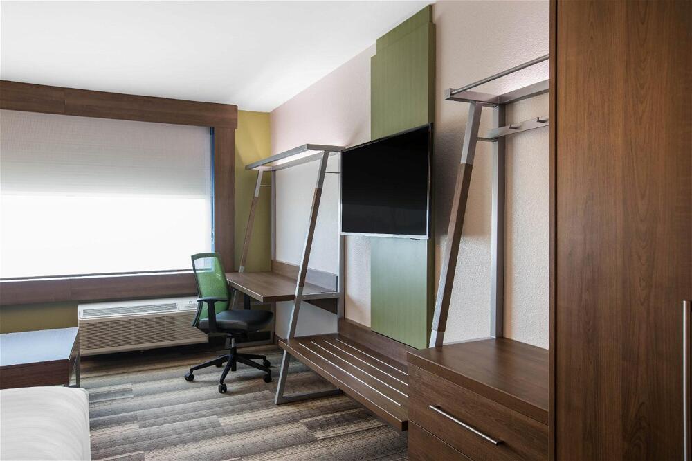 Room – Holiday Inn Express &amp;amp; Suites Ludington, an IHG Hotel