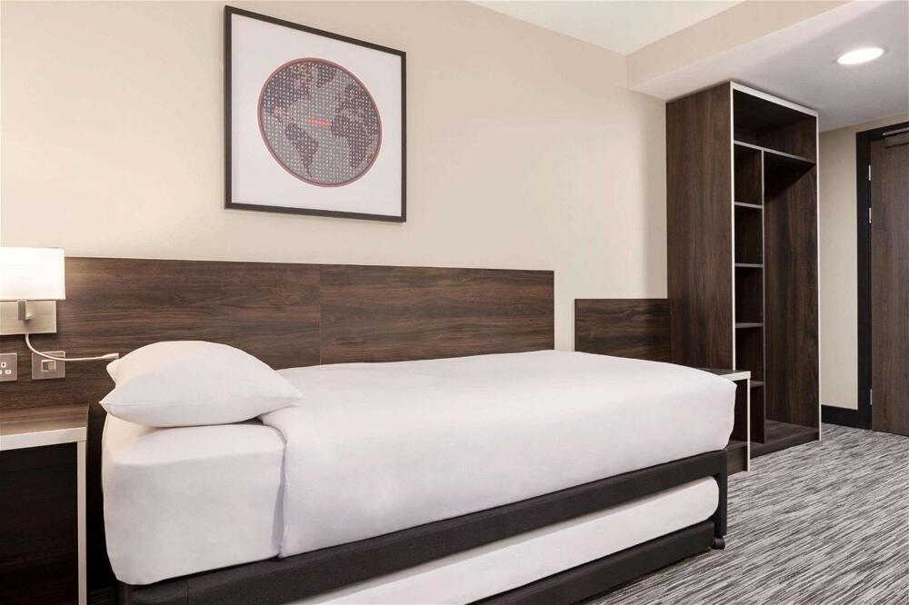 Foto de una habitación de Hotel Ramada by Wyndham Cobham