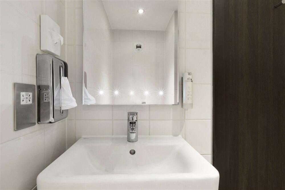 Foto del baño de Hotel Ramada by Wyndham Cobham