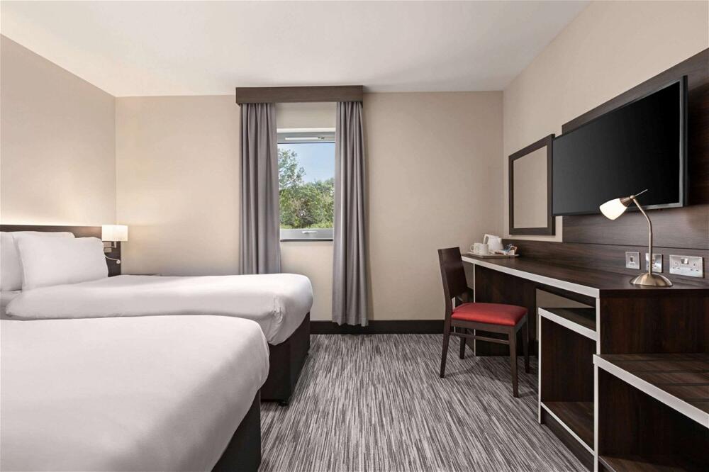 Foto de una habitación de Hotel Ramada by Wyndham Cobham