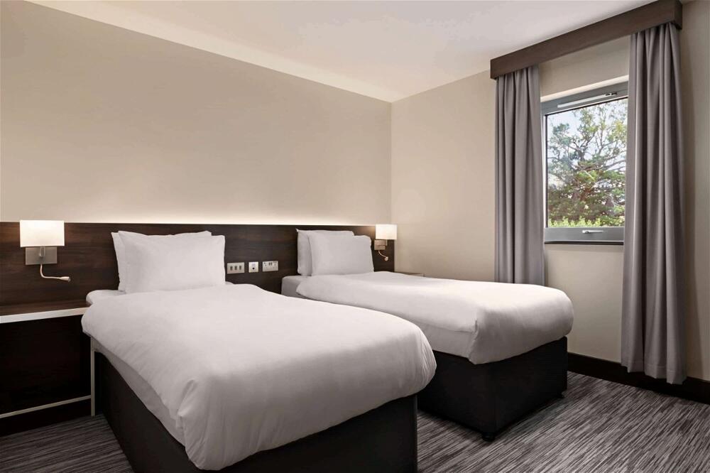 Foto de una habitación de Hotel Ramada by Wyndham Cobham
