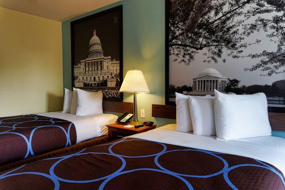 Foto de una habitación de Hotel Super 8 by Wyndham Alexandria/Washington D.C. Area