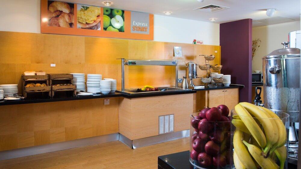 Foto de restauración de Holiday Inn Express Hemel Hempstead, an IHG Hotel