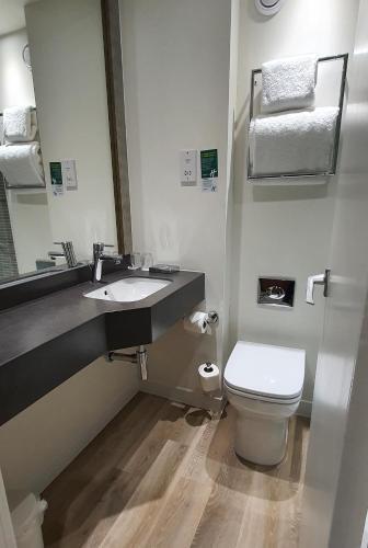 Foto del baño de Holiday Inn Swindon, an IHG Hotel