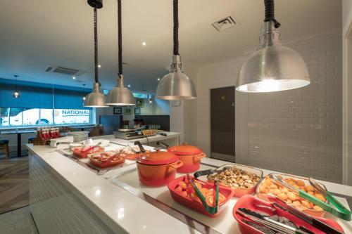 Foto de restauración de Holiday Inn Swindon, an IHG Hotel