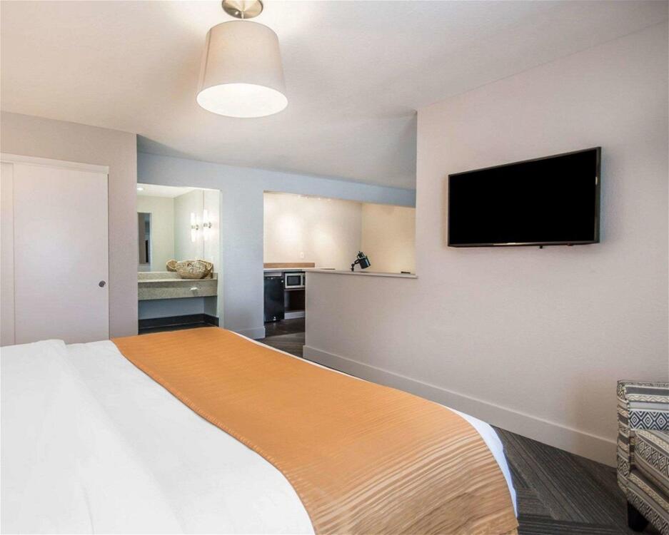Foto de una habitación de Hotel Quality Inn &amp;amp; Suites By the Parks