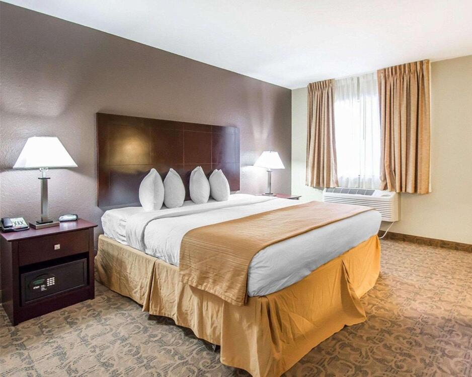 Foto de una habitación de Hotel Quality Inn &amp;amp; Suites By the Parks