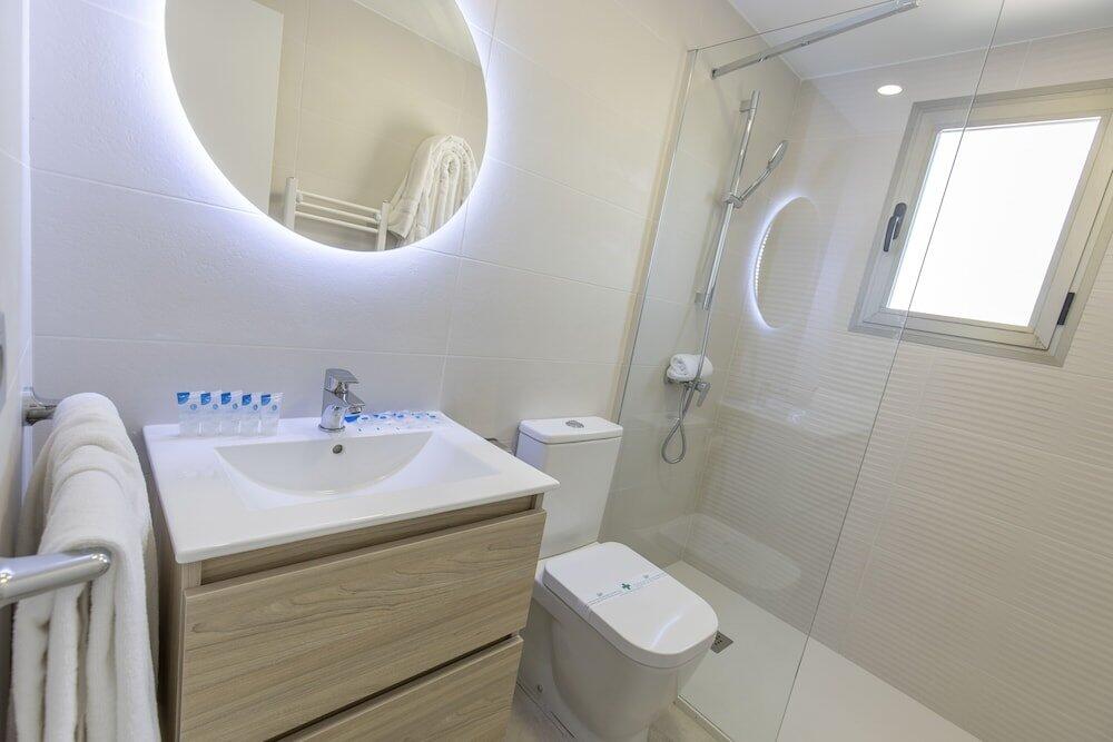 Foto del baño de Aparthotel BCL Levante Beach