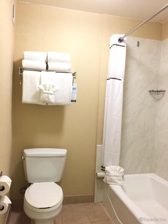 Foto del baño de Hotel Anaheim Camelot Inn &amp;amp; Suites