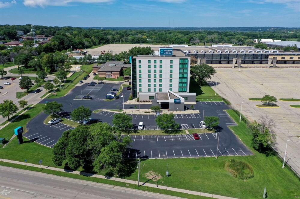 Foto del exterior de Hotel Clarion Suites at the Alliant Energy Center