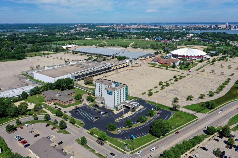 Foto general de Hotel Clarion Suites at the Alliant Energy Center
