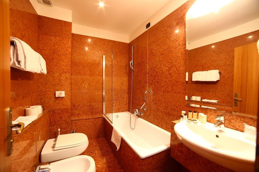 Foto del baño de Hotel Europa - Skypool &amp;amp; Panorama