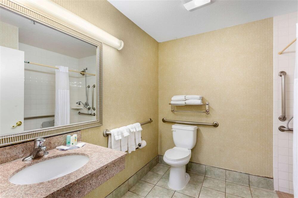 Foto del baño de Hotel Quality Inn &amp;amp; Suites Oceanside Near Camp Pendleton