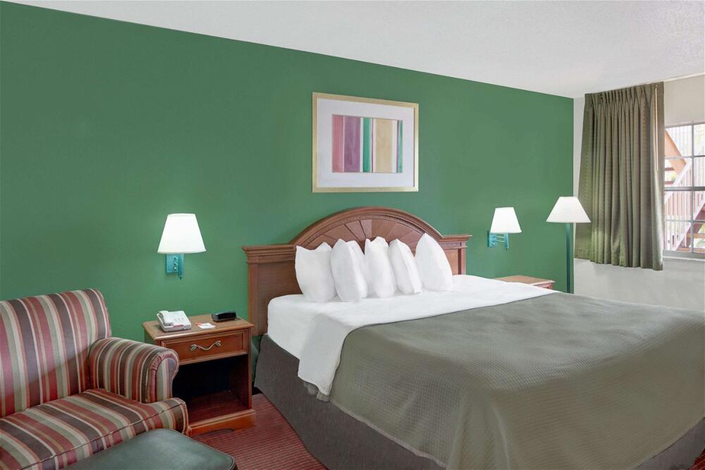 Room – Hotel Howard Johnson by Wyndham Ft. Myers FL