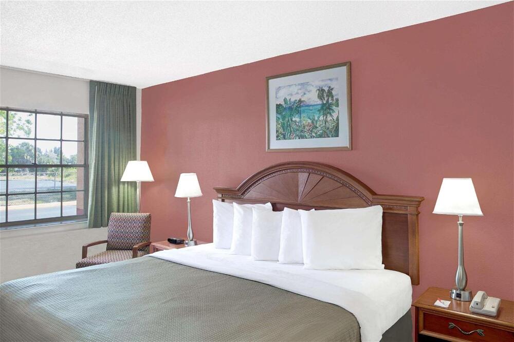Room – Hotel Howard Johnson by Wyndham Ft. Myers FL