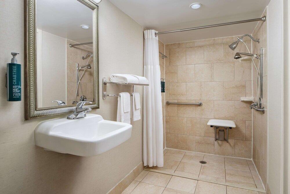 Foto del baño de DoubleTree by Hilton Hotel Rocky Mount