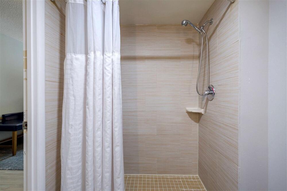 Foto del baño de Hotel Comfort Inn &amp;amp; Suites Alexandria Van Dorn Street