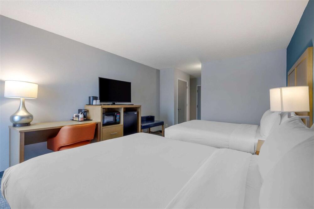 Foto de una habitación de Hotel Comfort Inn &amp;amp; Suites Alexandria Van Dorn Street