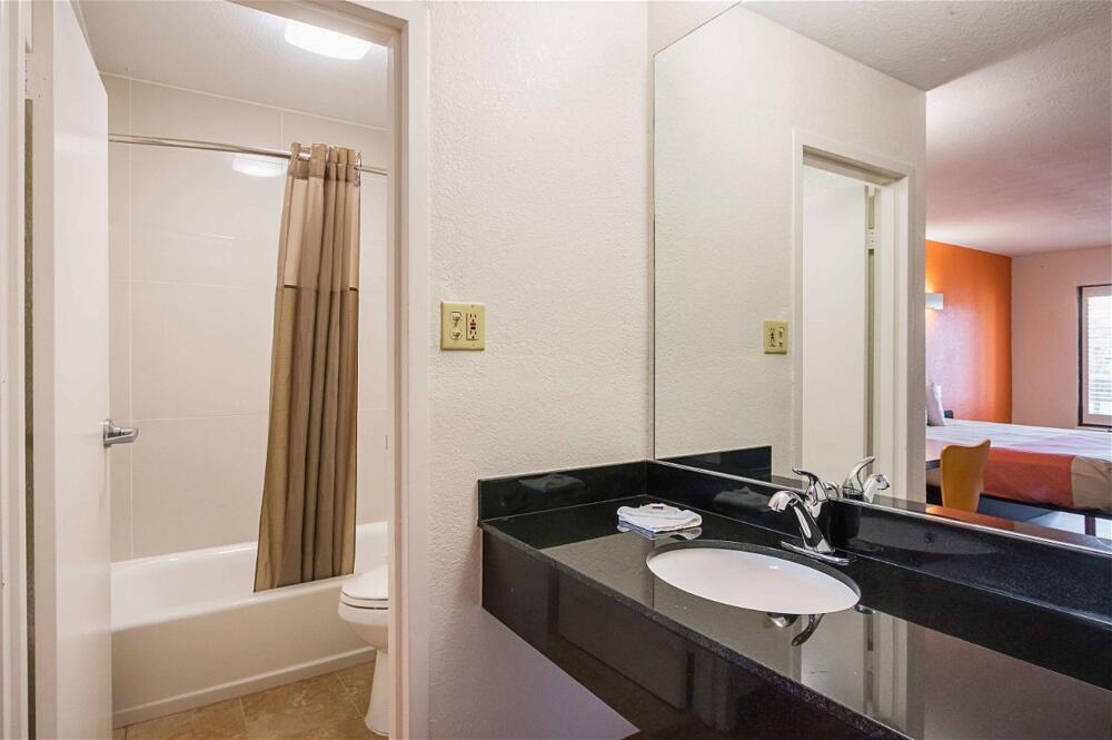 Foto del baño de Motel 6-Savannah, GA - Midtown
