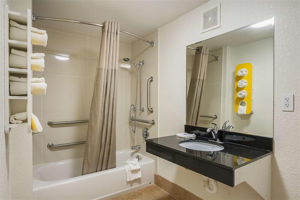 Foto del baño de Motel 6-Savannah, GA - Midtown