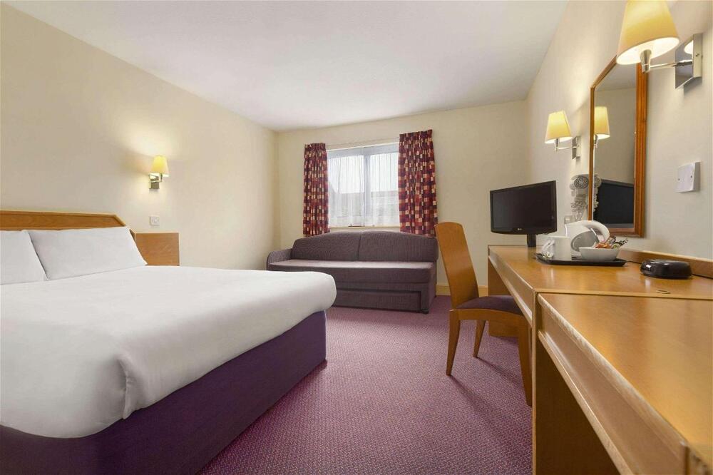 Foto de una habitación de Hotel Days Inn by Wyndham Sevenoaks Clacket Lane